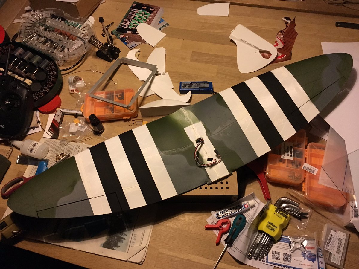 hein0170's tweet photo. Vingen malet med D-Dagsstriber, så flyet er let at genkende. 93 cm wingspan #3DPrinting #rc #Spitfire #3dlabprint https://t.co/5vPYLWAIFp