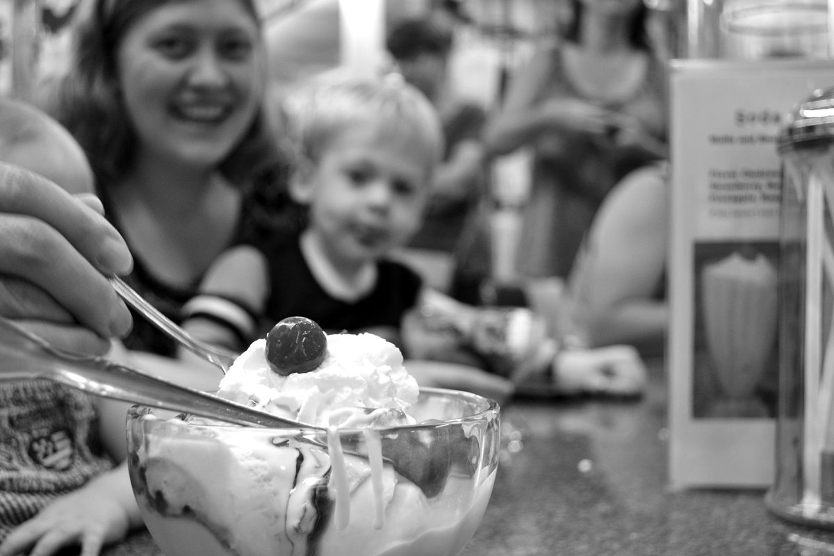 TheMovieCounter's tweet photo. A Kid, a vintage soda fountain, a bowl of ice cream and the fourth of July. #AtkinsonNe #Summer https://t.co/MtCv20m52o