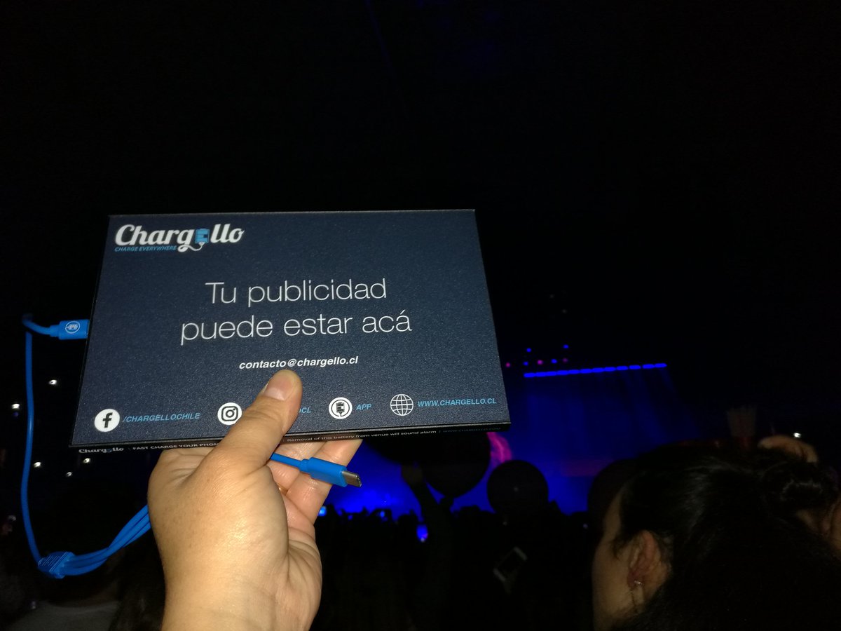 ChargelloCL's tweet image. Así es... En este concierto de #ArianaGrandeEnChile tu publicidad podría haber estado acá. @movistararena 
@ChargelloCL #SiguelaCarga 
🔋📲⚡
