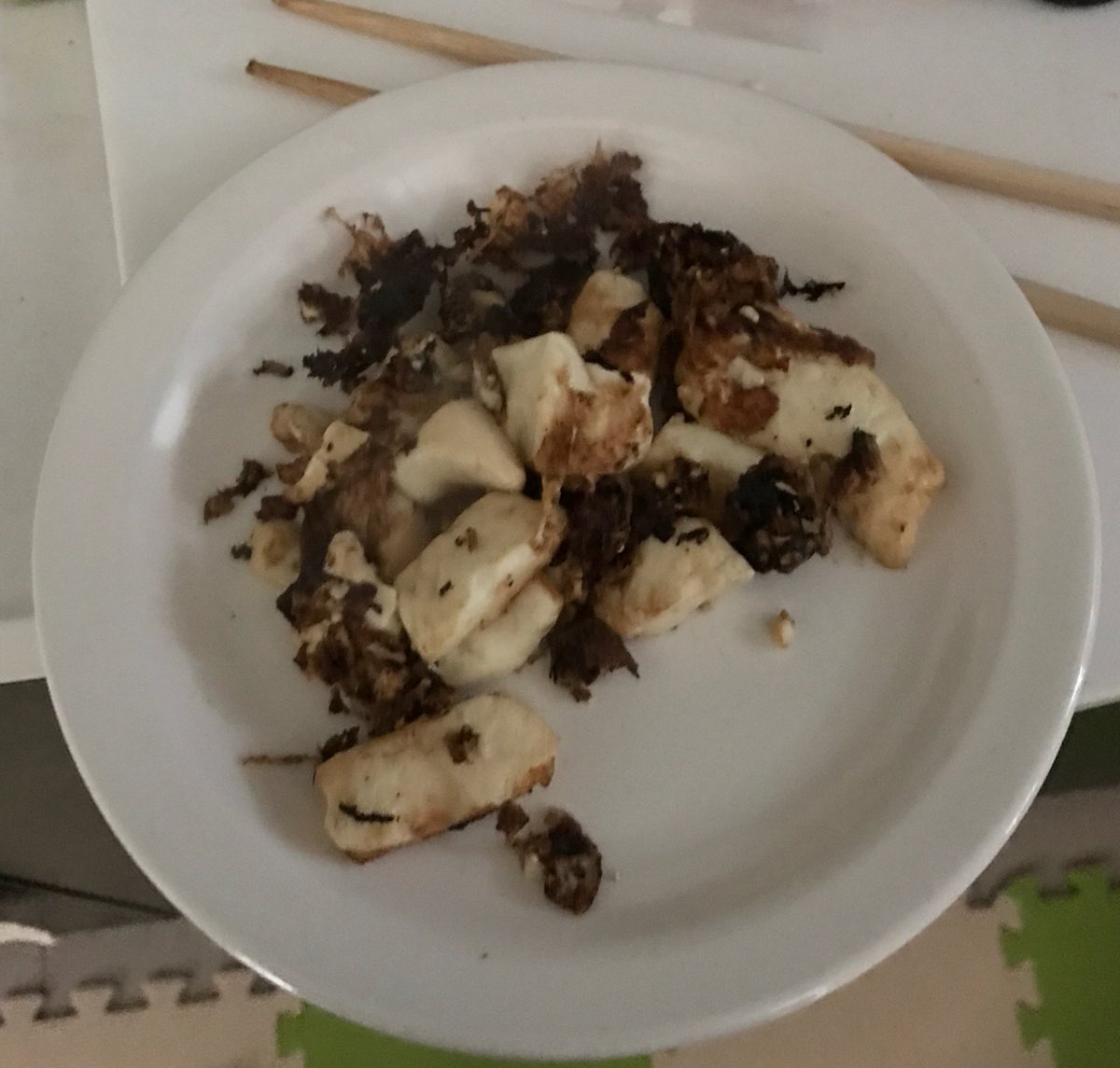 伊藤麻希 Maki Itoh 今日は勝手に上京して1年目の日なんだよ 最近洗濯と掃除が得意になった 休みの日は家でテレビ見ます 友達いない一人暮らし勢は共感できるかな 自炊はやべえ奴が生まれるしほぼしない これからも安全第一に生きる