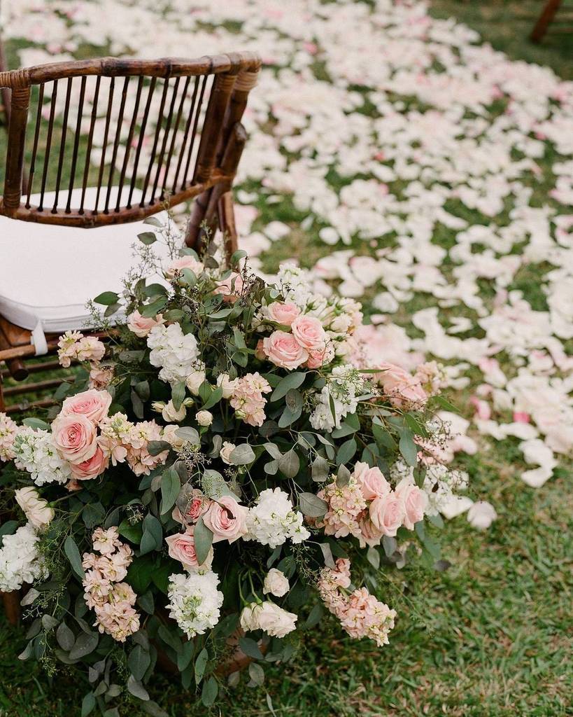 BDWandE's tweet photo. Lovely aisle markers! | Photography: @ginameola | Flowers: @bellabloommaui | #DestinationWeddingPlanner #BelleDest… https://t.co/tJHMvIPVyD https://t.co/cGPjolKvsu