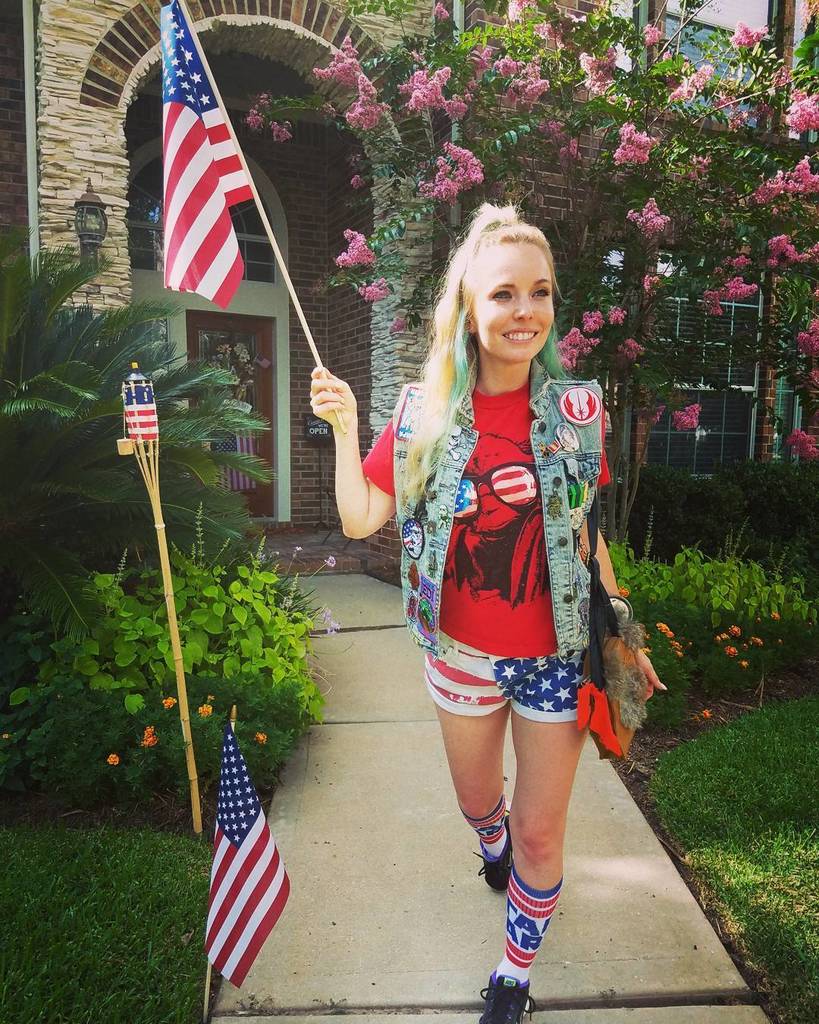 KrystleStarrX's tweet photo. Yay! Our #july4th party is about to start! 🗽❤♡💙🇺🇸🎆 of course my outfit is #onpoint! 😂 #YODA! #starwarsfan #starwarsgirl 4life! Dat #sockgam… https://t.co/kxo0Eujspk