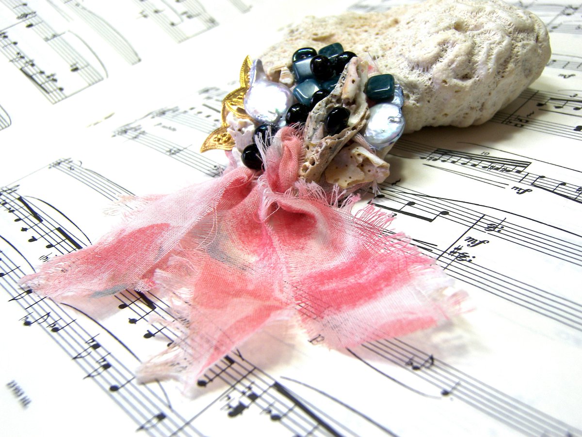 lunaessence's tweet photo. Pink Brooch Feminine Brooch Assemblage Pin Seashell Brooch Multi Mediโฆ https://t.co/O8IBL0MsZ0 #WearableArt #PinkPin https://t.co/1WkQpTV35Y