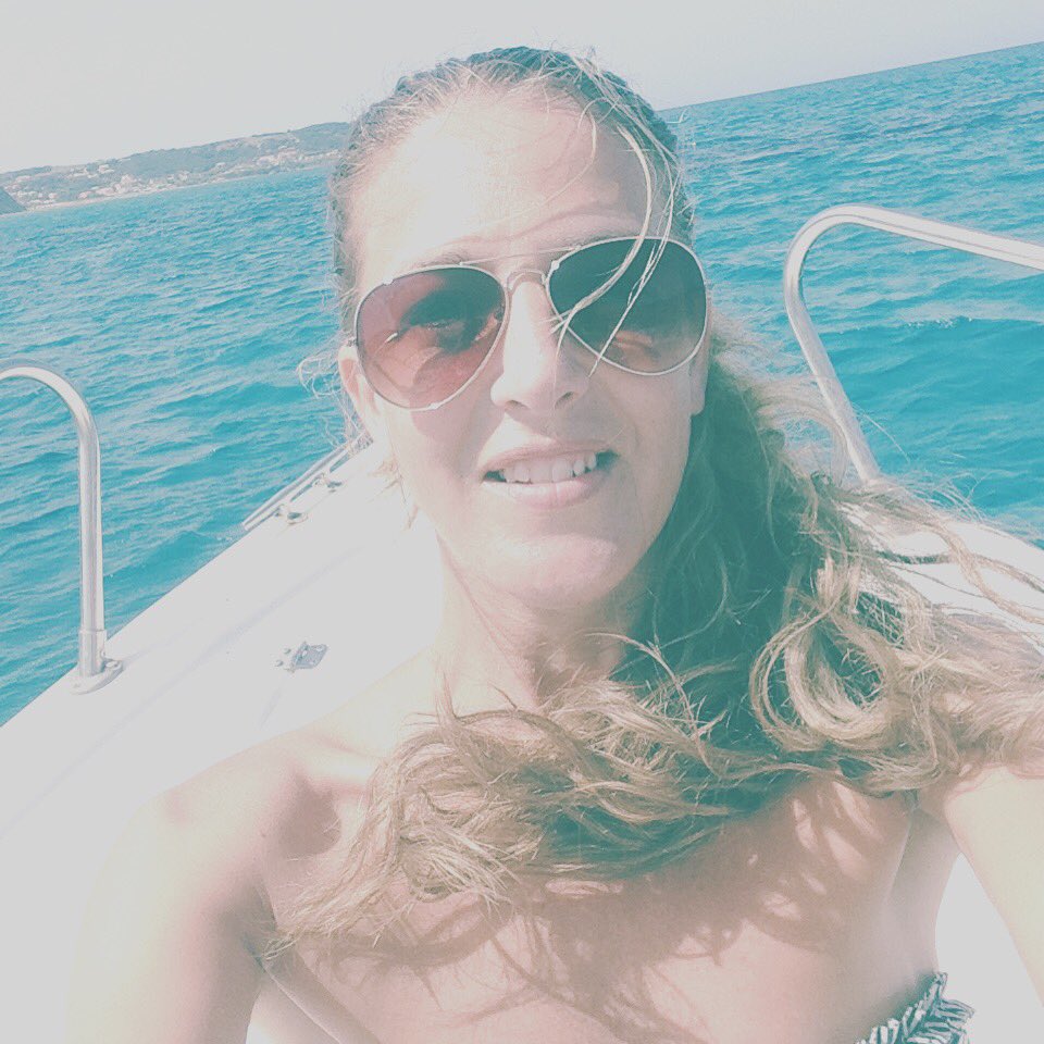 PurnellElzaan's tweet photo. When u r on a boat trying to take the perfect selfie #thatdidnotwork🙄🙄#messyhair #seahair #islandlife #Corfu #takemeback 🌴🍹🌞 https://t.co/YsgXaxWOAi