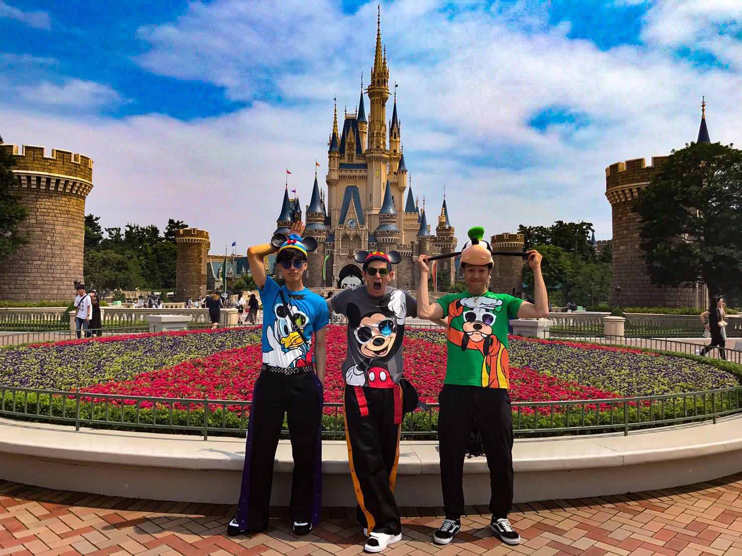 Twitter 上的 Rihito A K A つとむ 昨日は漢3人でディズニーランドへ お目当ては ロボアストロ 漢3人でディズニー行く のは初めてで行くならとことん楽しんでやろうとの事でこんな格好して夢の国を徘徊 笑 最高楽しかったしロボアストロも見れた やっぱり夢の国 Twitter 上的 Rihito A K A つとむ 昨日は漢3人でディズニーランドへ お目当ては ロボアストロ 漢3人でディズニー行く のは初めてで行くならとことん楽しんでやろうとの事でこんな格好して夢の国を徘徊 笑 最高楽しかったしロボアストロも見れた やっぱり夢の国