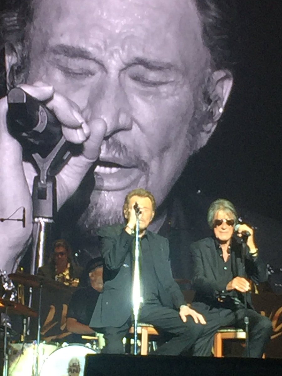 @JohnnySjh #lesVieillesCanailles #Dijon merci ❤️c'était du pur bonheur #monidole #TheBoss #fuckcancer 💪🏻@LHallyday 😘💕