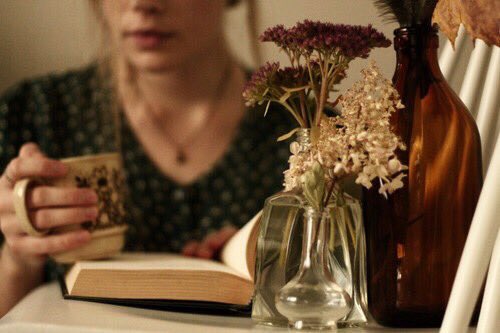 yoochunims's tweet photo. park yoochun; take no heed of her... she reads a lot of books. https://t.co/Bz9FnrhLWO
