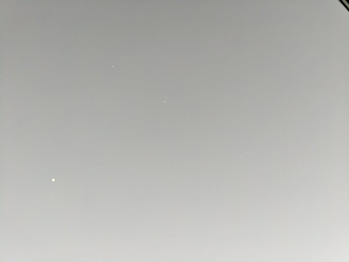 jrphfx's tweet photo. Hello #ua962, #af681 and #dl98 over #yhz a few moments ago. https://t.co/jD0NUZQYpA