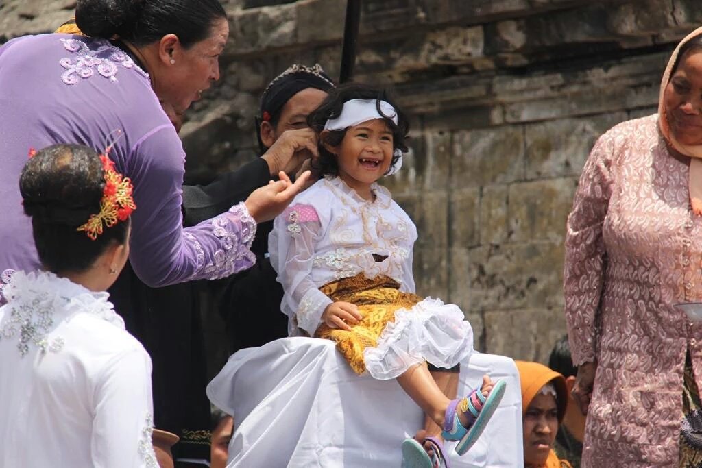 komdigi_jateng's tweet photo. Ada yang rindu senyumnya? Anak2 istimewa berambut gimbal titisan leluhur dieng @ganjarpranowo #PesonaDiengNormal 
#DiengAman
#kemalajateng https://t.co/LwW60tRinG