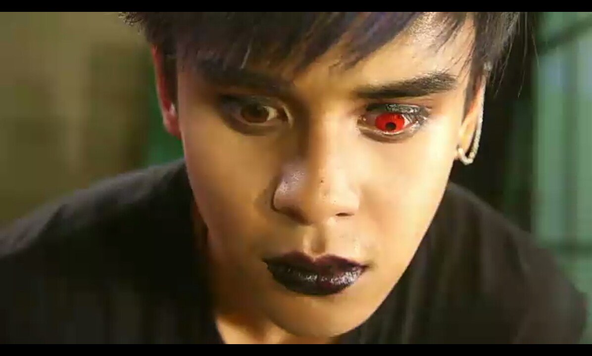 ace_antipolo's tweet photo. Di daw kasi pantay yung contact lenses mo @TheKhalilRamos kaya ayan, inayos ni kuyang bampira.
Parehong mata na 👌

#LaLunaSangre @StarCinema https://t.co/L3xDQJnzTX