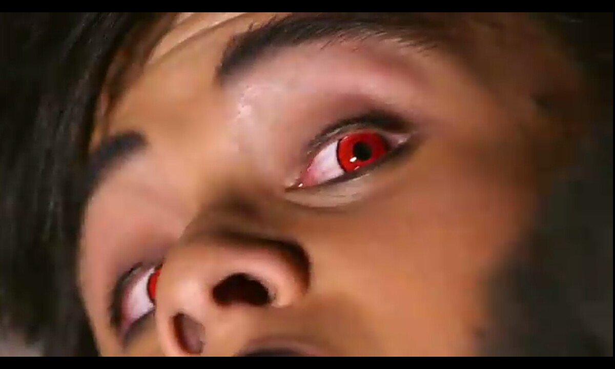 ace_antipolo's tweet photo. Di daw kasi pantay yung contact lenses mo @TheKhalilRamos kaya ayan, inayos ni kuyang bampira.
Parehong mata na 👌

#LaLunaSangre @StarCinema https://t.co/L3xDQJnzTX