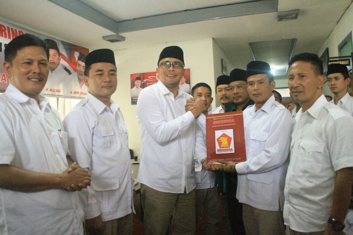 AryaCipro's tweet photo. Bpk.Moh.Agung Anugrah  Mengembalikan Formulir Pendaftaran Bakal Calon Bupati Sumedang ke DPC Gerindra.senin,3 juli 2017 https://t.co/NjUlE5vTtM