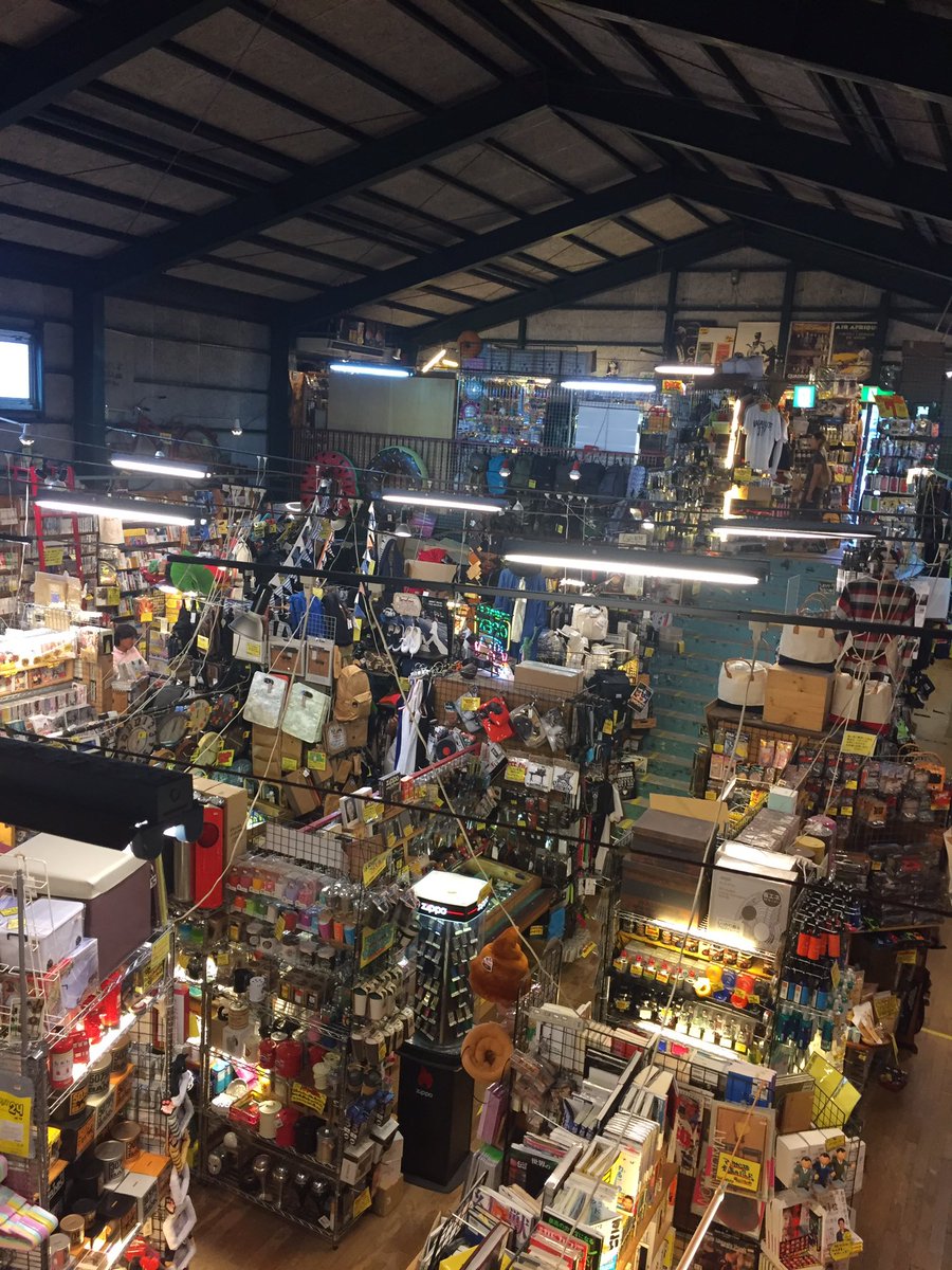 ヴィレッジヴァンガード イースト Pa Twitter イースト店の目の前に立つと天井までそびえ立つ本棚が大好きです 上の方の本を取るときはハシゴに登ります 2階からの眺めだけだなくハシゴの上から見る景色も大好きです ヴィレッジヴァンガードは本屋なのです ヴィレッジヴァンガード イースト Pa Twitter イースト店の目の前に立つと天井までそびえ立つ本棚が大好きです 上の方の本を取るときはハシゴに登ります 2階からの眺めだけだなくハシゴの上から見る景色も大好きです ヴィレッジヴァンガードは本屋なのです