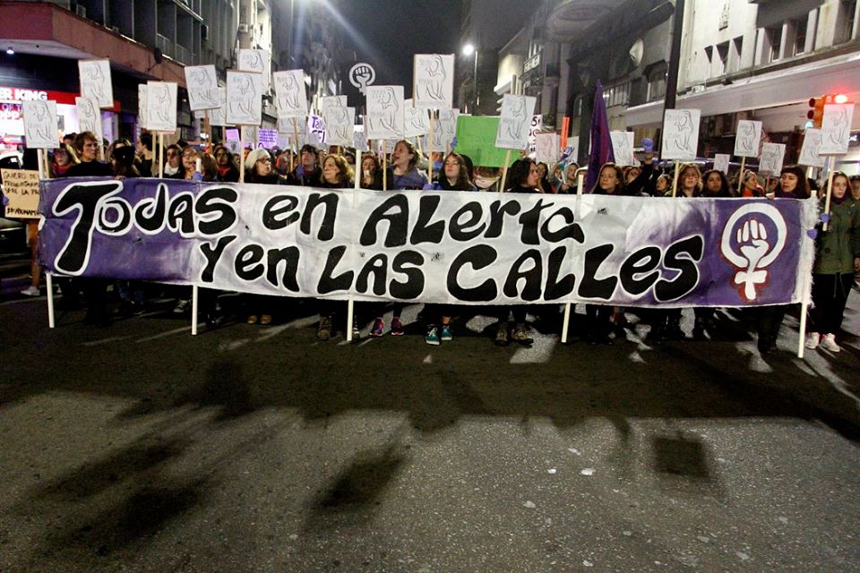 Se realizó este lunes en Montevideo otra marcha contra los femicidios - radionacional.com.uy/se-realizo-est…