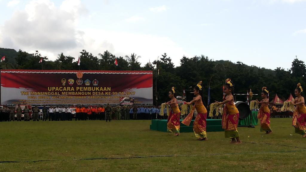 Pembukaan TMMD ke 99 TA 2017 di Desa Besan, dibuka Bupati Klungkung, krn Pak Mangku izin (sakit kone) <a href="/BaleBengong/">BaleBengong</a>