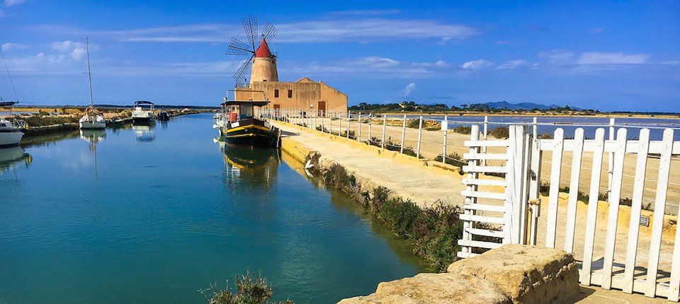 ItalyMagazine's tweet photo. Marsala is a coastal town in western #Sicily known for its locally harvested sea salt and sweet dessert wines https://t.co/R4rKv0mTBW https://t.co/cphGAK4w88