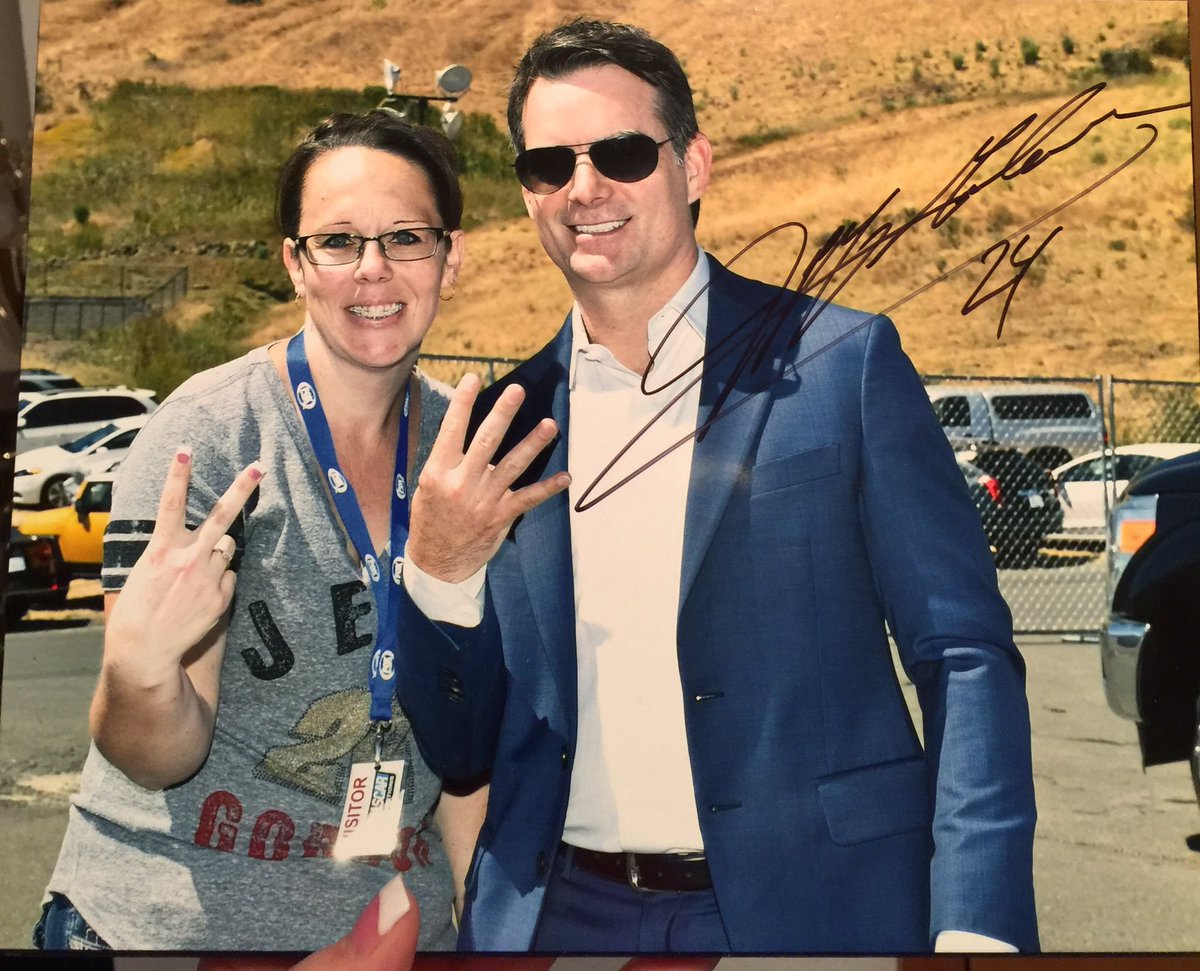 MarcieMCavasos's tweet photo. Thank you @JeffGordonWeb for the Sonoma 2017 #JeffGordonVIP autograph and remembering my 2016 photo 😁 #24ever #timeofmylifebeingaGordonfan https://t.co/0BsUtNTy57