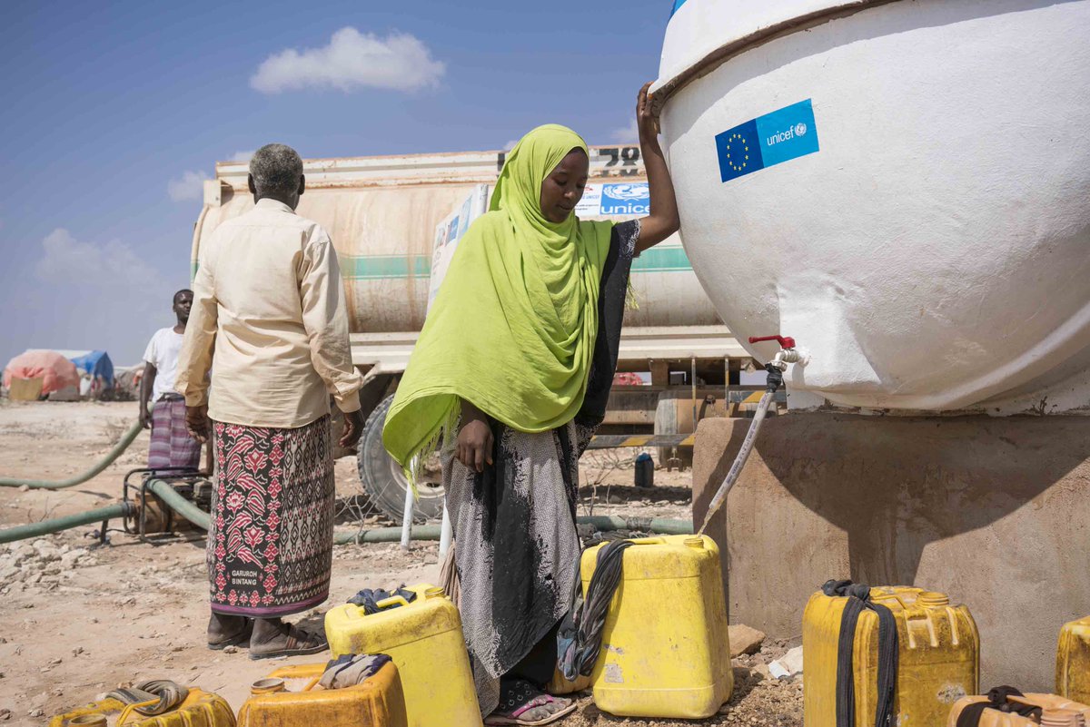 Clean water! New funding will help curb #cholera risk for 301K children in #Somalia. <a href="/unicefsomalia/">UNICEF Somalia</a>