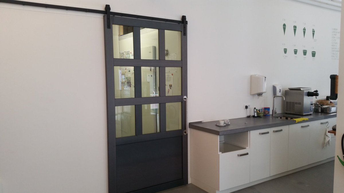 Grote stalen schuifdeuren geplaatst <a href="/ijsmakers/">ijsmakers</a> . Prachtige robuuste look wat perfect in de salon past. #stalendeuren #design #robuust