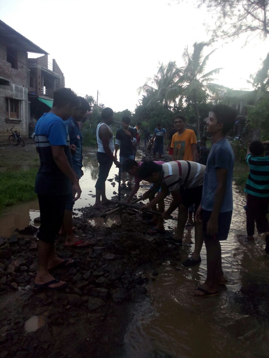 prayag13's tweet photo. @collectorvalsad ગામ ના રસ્તા ની હાલત લાંબા સમય થી ખરાબ હોય. જે હાલ ગ્રામજનો અને સરપંચ દ્વારા કામચલાઉ  સરખો કર્યો હોય.પણ.. (1/2) https://t.co/S3xy8BegOk