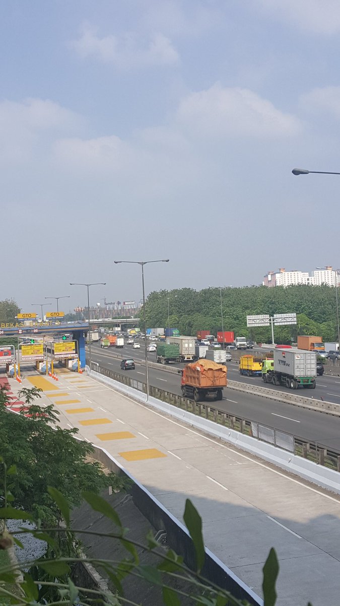 lewatmana's tweet photo. RT @Fadli771tec: tol jakarta - cikampek. Bekasi barat arah cikarang lancar sebaliknya padat https://t.co/5IGkPuxsHL (via @TRIS2320)