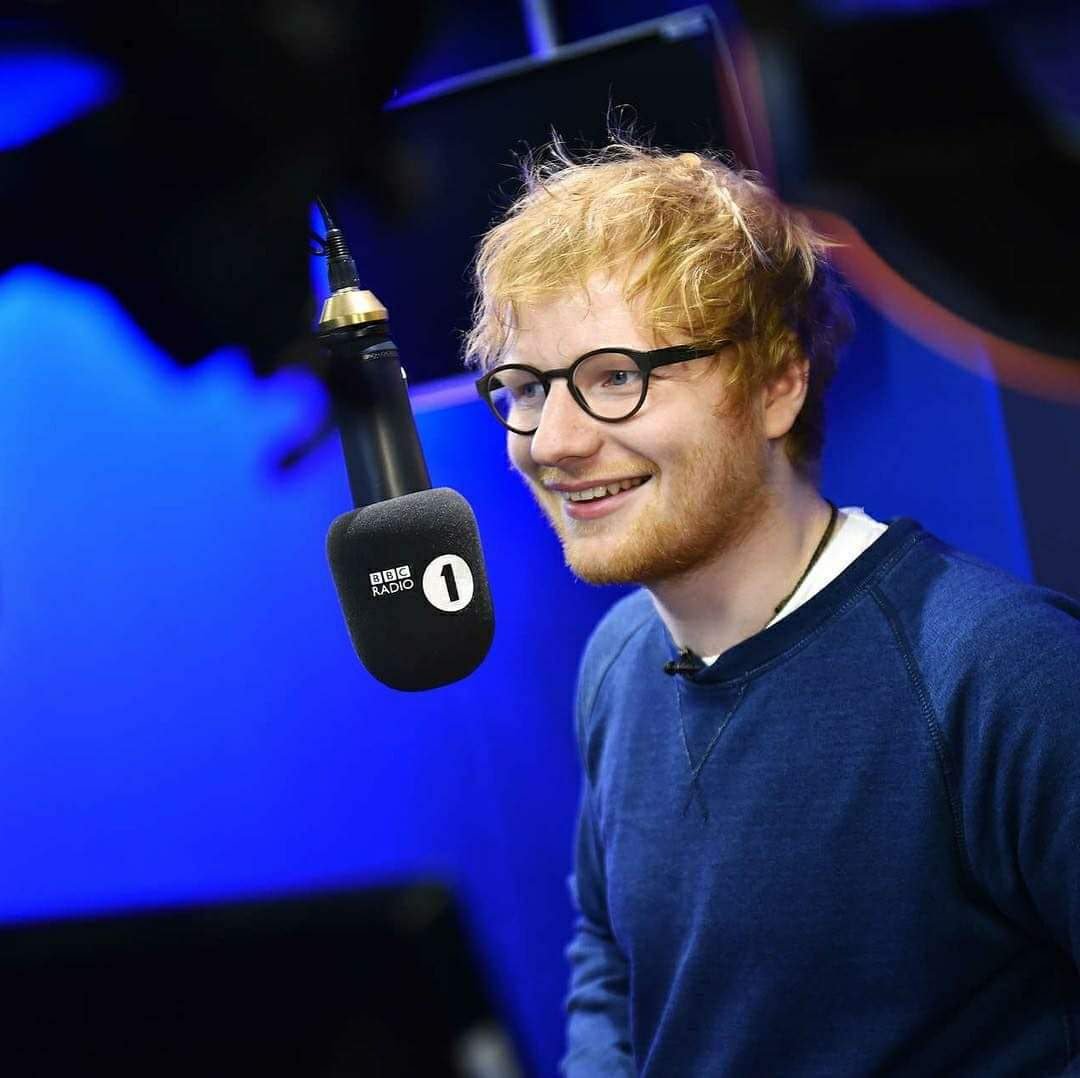 EdSheeranPortal's tweet photo. #SheeriosLoveEd dá vontade de ir atrás de cada pessoa invejosa que fez isso com ele. https://t.co/llXz5gkazL