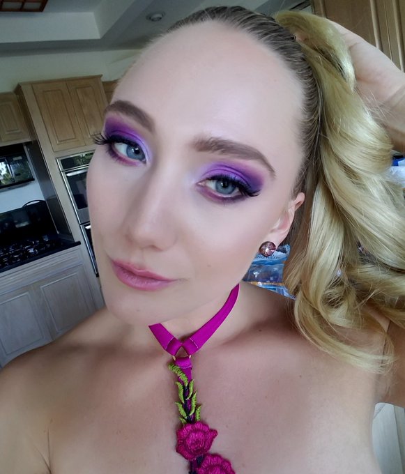 Love love loved my makeup today thanks to @LeaLexisXXX! ??? https://t.co/30TGXr9Sr0
