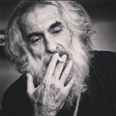 بائع الجرائد قليل الكلام, الخباز جسده هَزيل طبيب القلب مدمن سجائر, وصديقي كان يثرثر بالوفاء وهو خائن, أتعجبُ بمن أثق