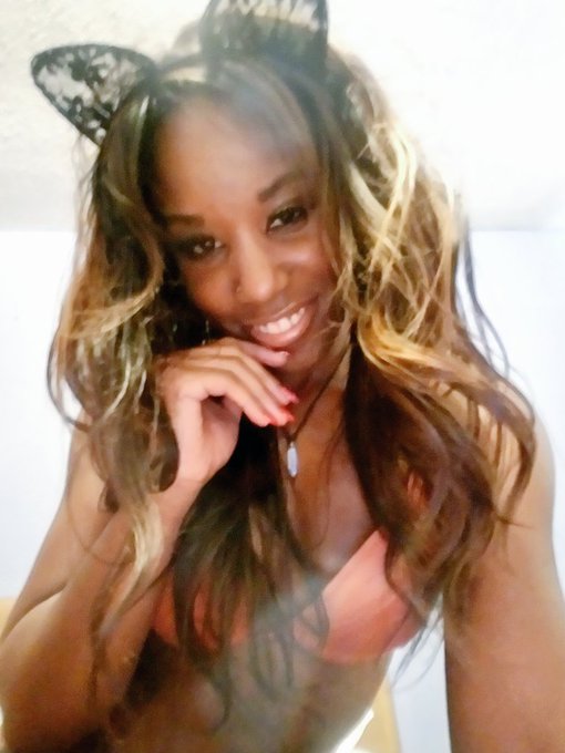 2 pic. Late nights w/ family and old friends ???? #TeamNoSleep #TurnUp https://t.co/8ZnCpa4vJj