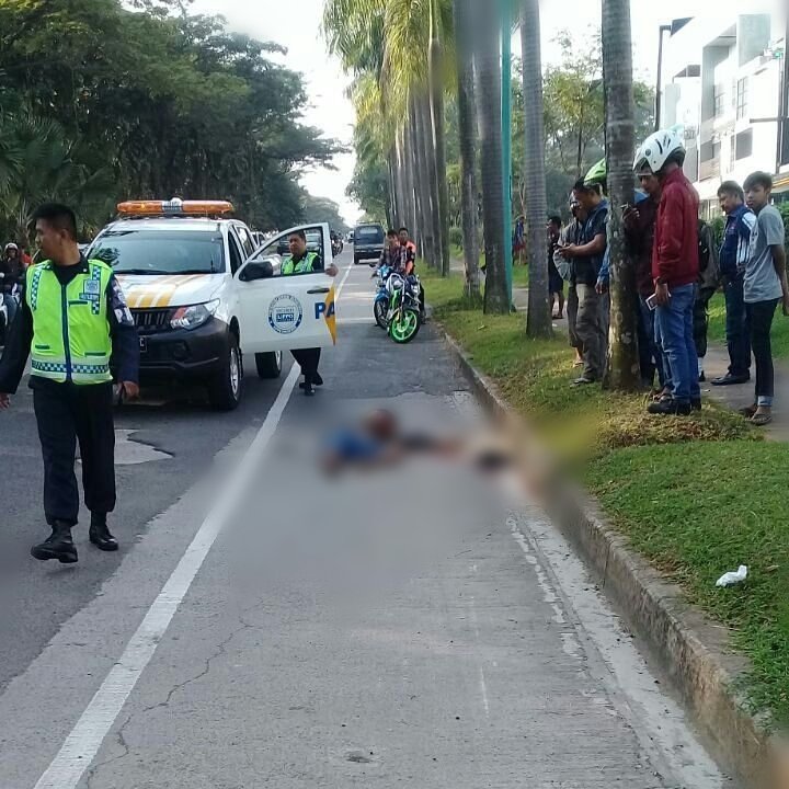 urbancikarang's tweet photo. 10.50 Laka lantas di Jl. MH. Thamrin, Lippo Cikarang, Ninja 250cc Plat No. F 5132 XH. Korban tutup usia, kasus ditangani Polres Metro Bekasi https://t.co/yMOJ4BOR9h