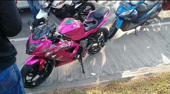 urbancikarang's tweet photo. 10.50 Laka lantas di Jl. MH. Thamrin, Lippo Cikarang, Ninja 250cc Plat No. F 5132 XH. Korban tutup usia, kasus ditangani Polres Metro Bekasi https://t.co/yMOJ4BOR9h