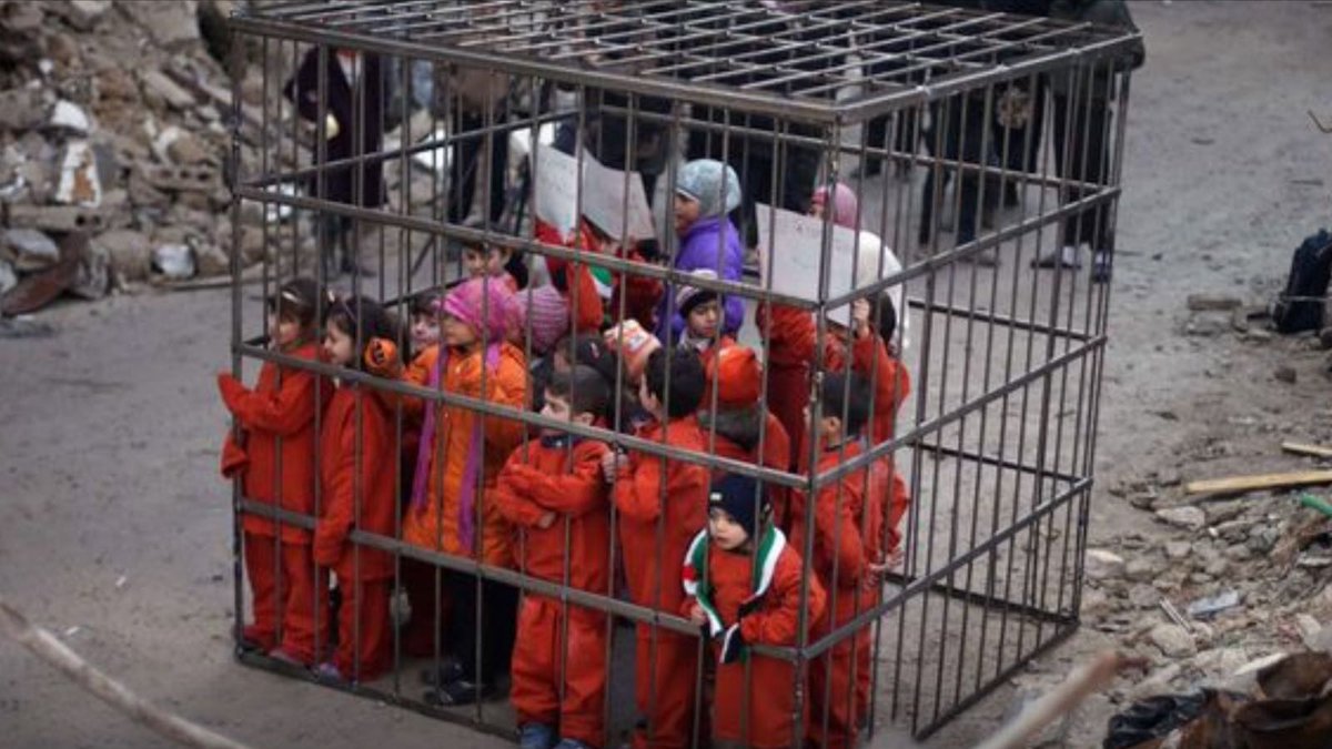 IsraelHatzolah's tweet image. HORRIFIC: ISIS burn 12 people alive including family of 4, forcing them into metal cages dousing them with oil after trying to flee Iraq.