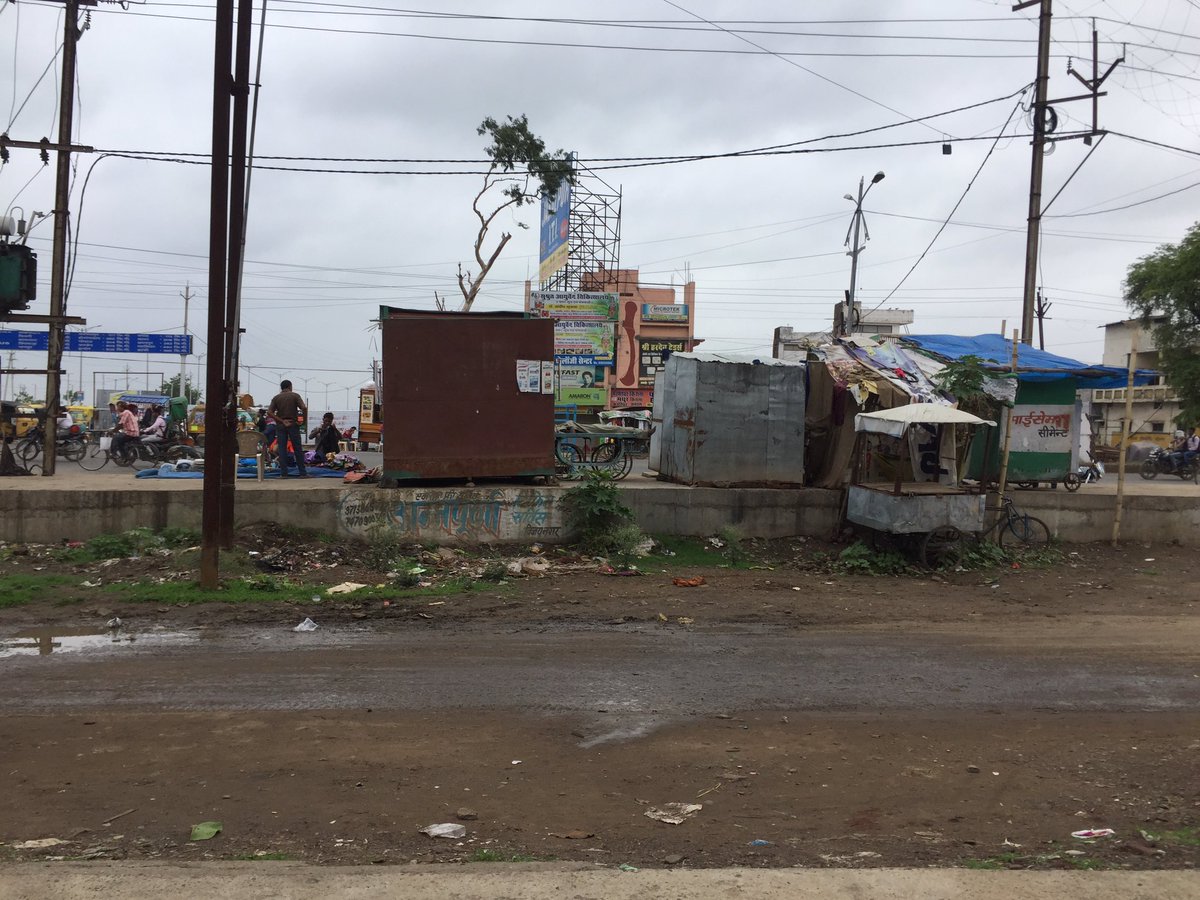 socialachin's tweet photo. #jabalpur  #smartcity take action against these tapras illegal auto stand and no drain @ChouhanShivraj @nitin_gadkari @MVenkaiahNaidu https://t.co/mR9WuKNhaC