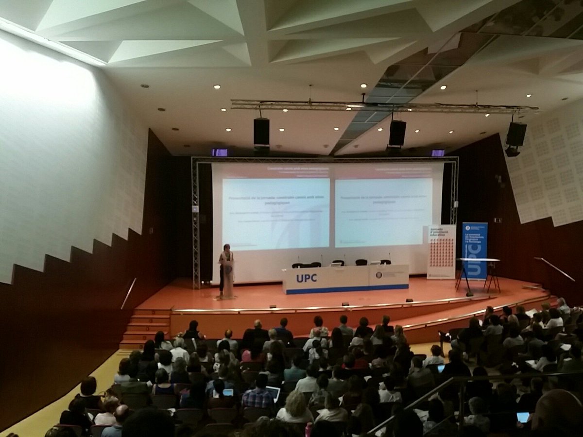 orientacioense's tweet photo. #CCEPORIENTACIO17 La Sra.  Joana Ferrer presenta la jornada Construïm canvis amb eines pedagògiques https://t.co/aJdRrmWXbG