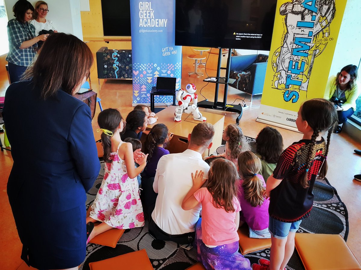 #Coding &amp; #Robotics is not just important, it's also great fun! A captivated audience <a href="/stemiamau/">STEM.I.AM</a> <a href="/GirlGeekAcademy/">Girl Geek Academy ™️ 🌈</a> workshop <a href="/slqld/">Slqld</a>.