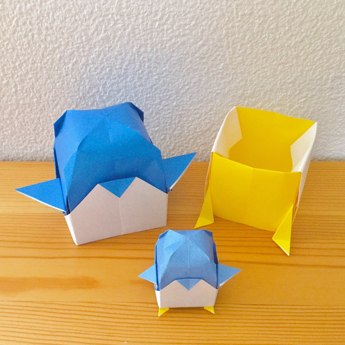 Origami Twitterren 折り紙のいいところ 表と裏の両面を活かせること 紙の表面の青で体を 裏面の白で腹を表現したペンギン 折り紙の表と裏の色が違うからこそ表現できる折り紙がある 1年中楽しむ かわいい実用おりがみ 山口真 著 より ペンギン