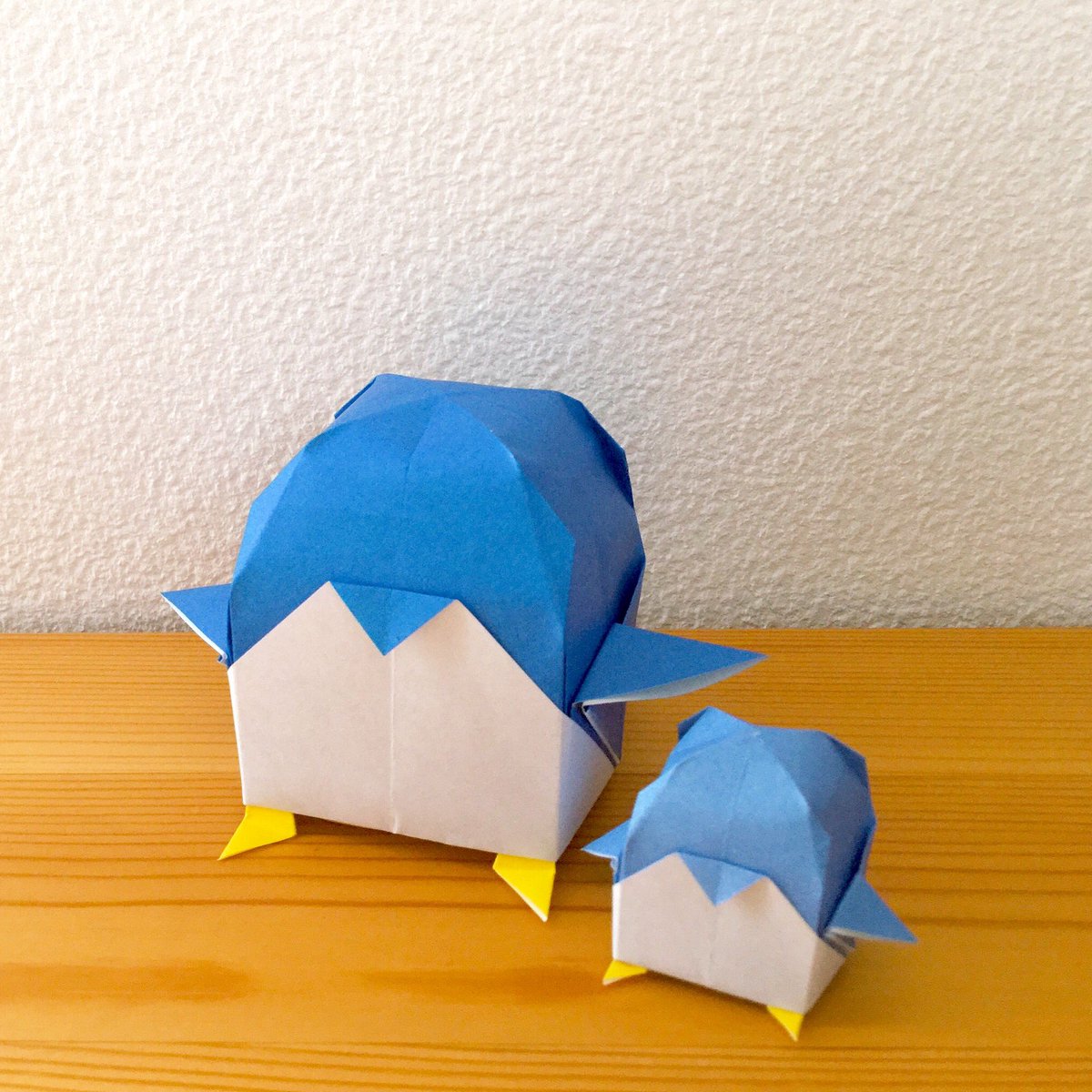 Origami Twitterren 折り紙のいいところ 表と裏の両面を活かせること 紙の表面の青で体を 裏面の白で腹を表現したペンギン 折り紙の表と裏の色が違うからこそ表現できる折り紙がある 1年中楽しむ かわいい実用おりがみ 山口真 著 より ペンギン