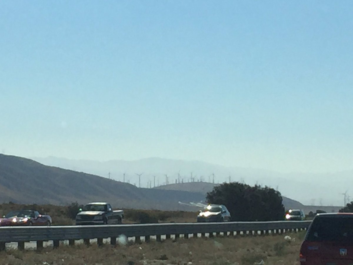 newietraveller's tweet photo. Land of Windmills #PalmSprings #LosAnglesExplore2017 #windmills #greenpower #RenewableEnergy https://t.co/v8fkZIP77W