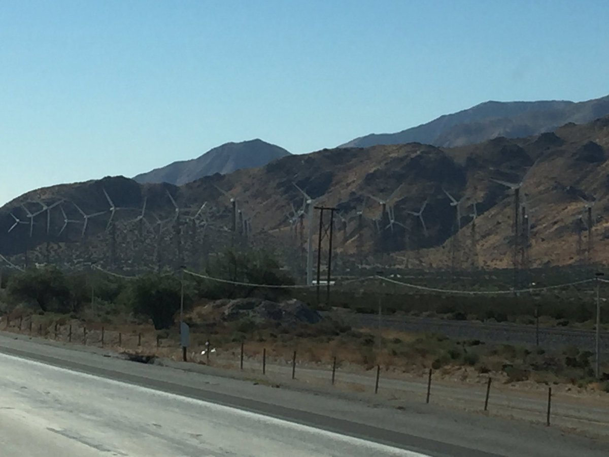 newietraveller's tweet photo. Land of Windmills #PalmSprings #LosAnglesExplore2017 #windmills #greenpower #RenewableEnergy https://t.co/v8fkZIP77W
