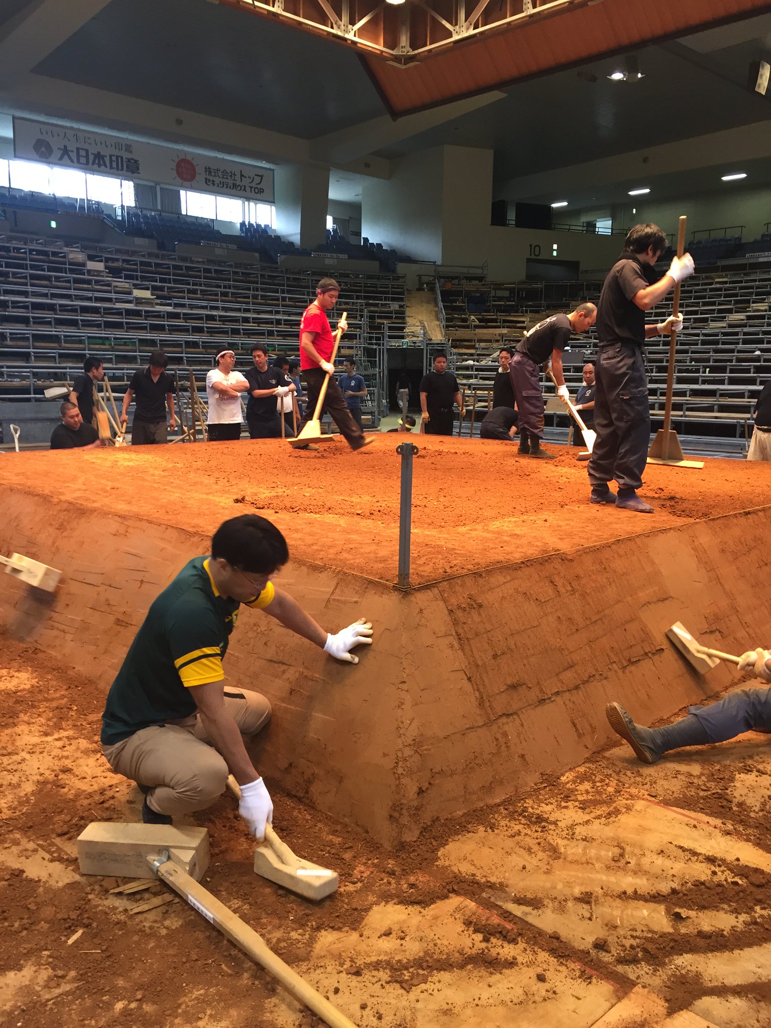 DD3jadjVoAExrfH.jpg:large