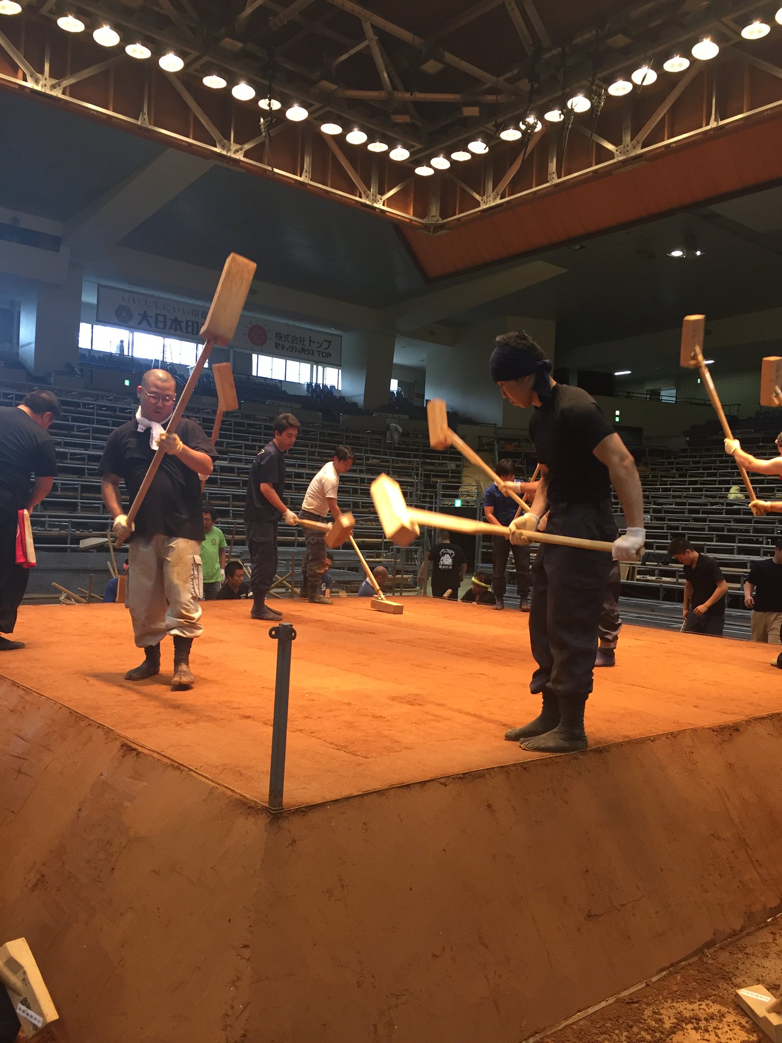 DD3jfgRUwAAPNpo.jpg:large