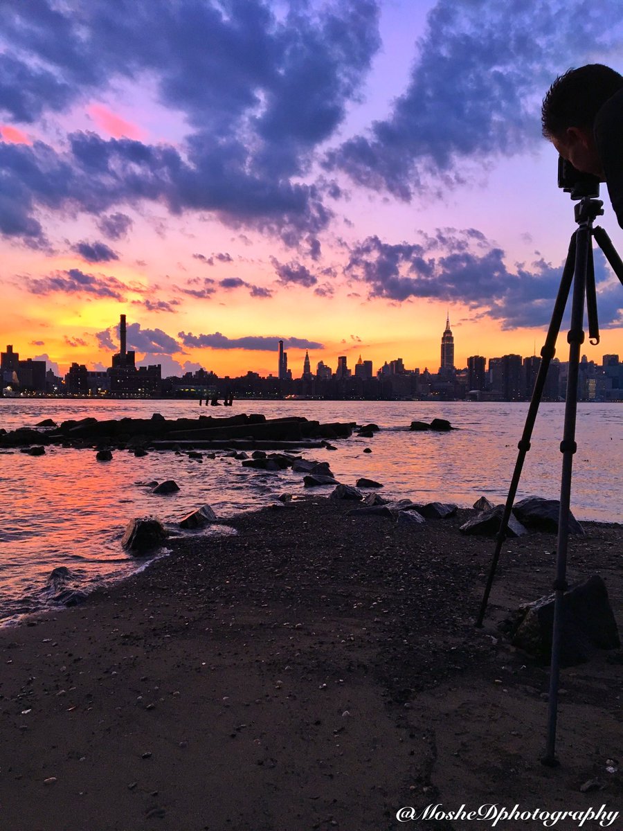 MosheDphotos's tweet photo. Capture them Moment 🎥🌇😍

#capturethemoment #twilightsky #newyorkcity #empirestatebuilding #williamsburgbrooklyn

https://t.co/2pHMrXnTCV https://t.co/5CoCnKpbFz