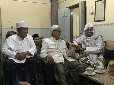 mas_yuz's tweet photo. KH. Nurul Huda(Ploso), Kh. Anwar Manshur (Lirboyo) Kh. Djazuli (Ploso). Adem lihat beliau. Rukun, berwibawa&amp;bersahaja. https://t.co/J0qnElGbdE