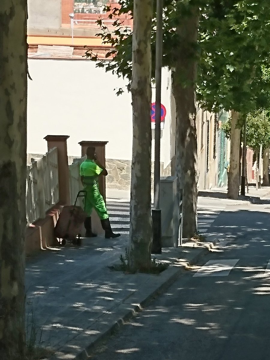 Evelyn83BCN's tweet photo. Servicio de limpieza font de la mulassa - Motserrat de casanovas. #CLD #barcelonapelmediambient #BCN @plfontfargas @bcn_hg La calle da asco. https://t.co/Gvtfq8qzvZ