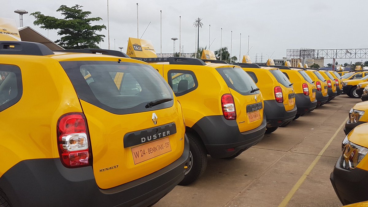 Le taxi jaune arrive au #Benin le ministre d'Etat <a href="/abtofficiel/">Abdoulaye Bio Tchane</a> honore symboliquement la première course.