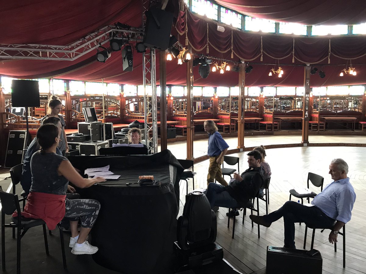 Maestro Luttikhuis achter de vleugel. Dus iedereen lekker zingen.
#DeTentvanBell 
@LetaTwit <a href="/HuubWStapel/">Huub Stapel</a> <a href="/SuuSseegers/">Suzan Seegers SuuS</a> @Robertbouten70