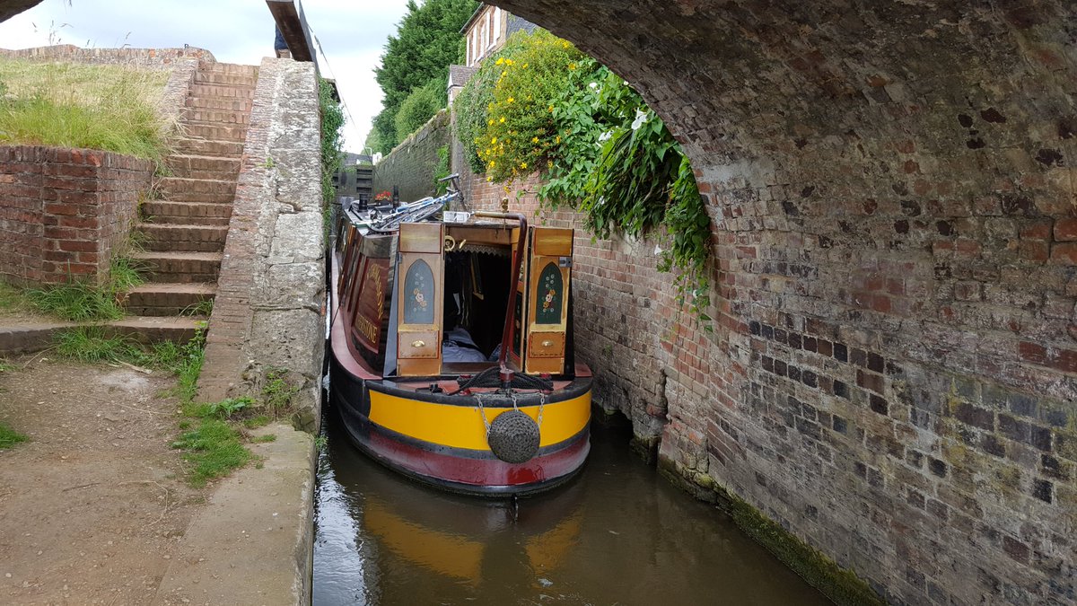 BoaterNikki's tweet photo. Good afternoon everyone 🙋
Happy Tuesday!
Miner Bill at Somerton Deep Lock
#Oxfordcanal #boatsthattweet https://t.co/3elLQFDJ6t