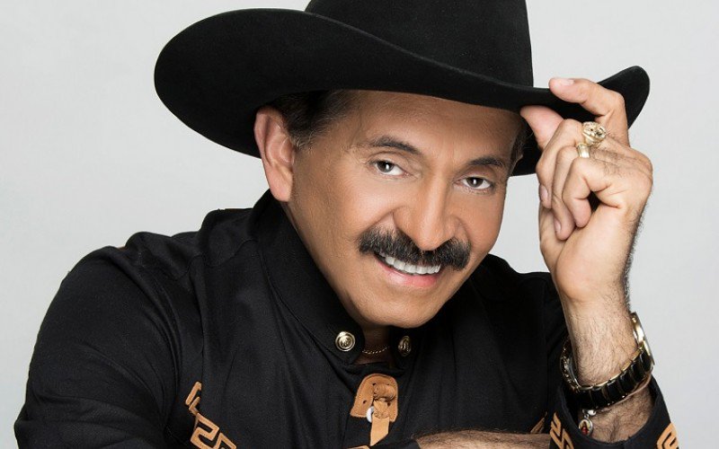 #Entretenimiento #4Jul <a href="/SoyElCantaclaro/">Armando Martinez</a> estrenó el videoclip de "Ni que te aferres a él" #NoticieroVenevisión   bit.ly/2tjyDoJ