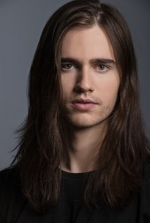 ろろ そぜ パイレーツ オブ カリビアン 最後の海賊 に出ていた若い頃のジャック スパロウ アンソニー デ ラ トーレという役者さんが演じていたみたい 画像を探してみたら 素顔はジョニデと似 てないんだね でも映画の中ではcgでも使っている