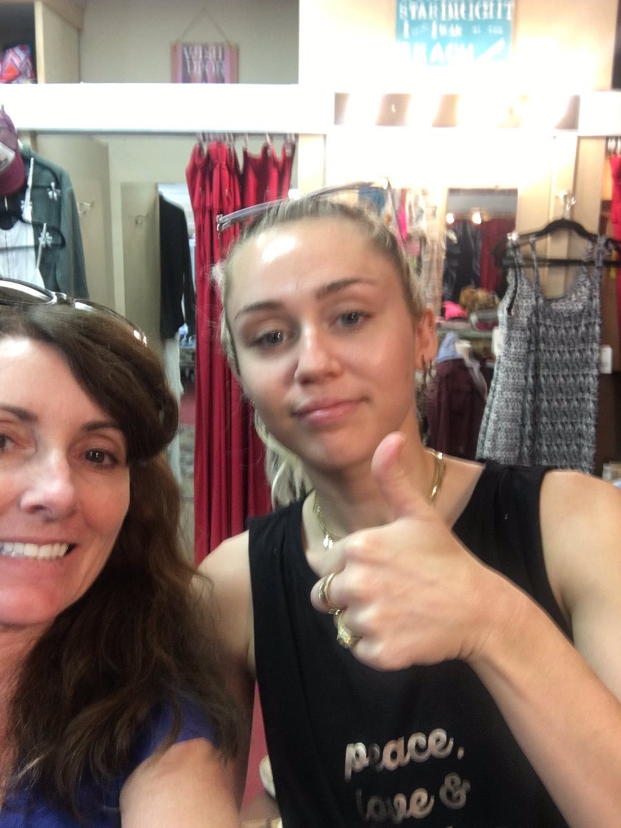 Miley Cyrus France tweet media